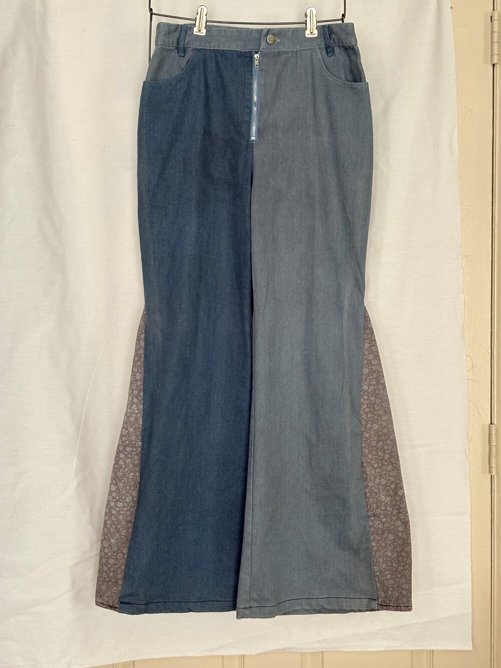 en saison Two-Tone Denim Patchwork Floral Flare Jeans – Size S EUC